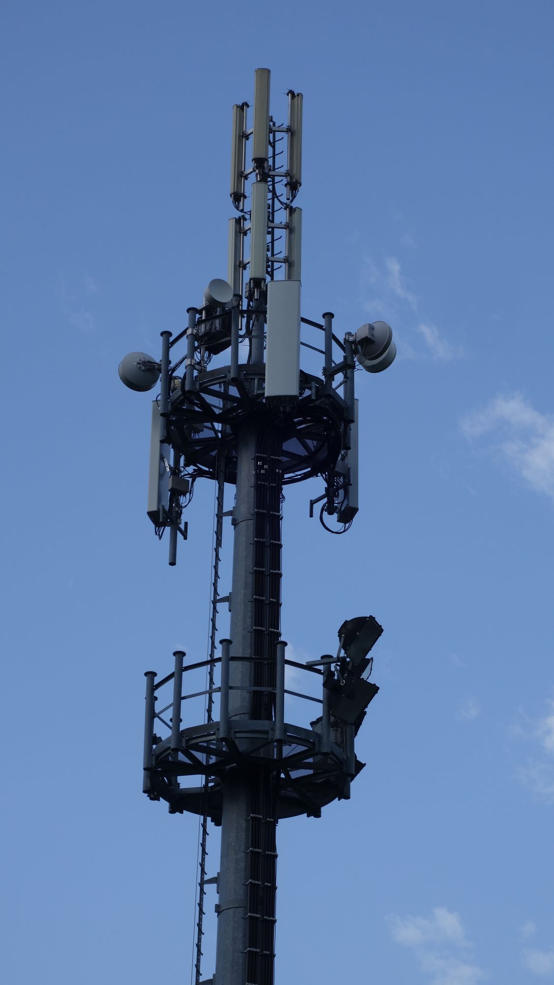 Die Antennen von Vodafone (oben, 2 Ebenen) und Wind3 am Geländer im Juni 2019