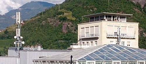 Die Anlagen von Vodafone und Tre auf dem Dach der Uni Bozen. Bild: Gustav Venters