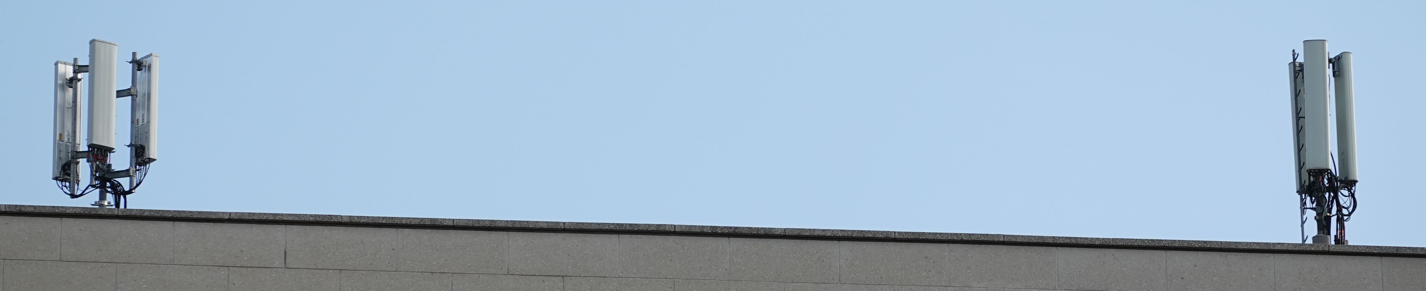 Die umgebaute Anlage von Wind3 im April 2020 (links) und die Antennen von Vodafone