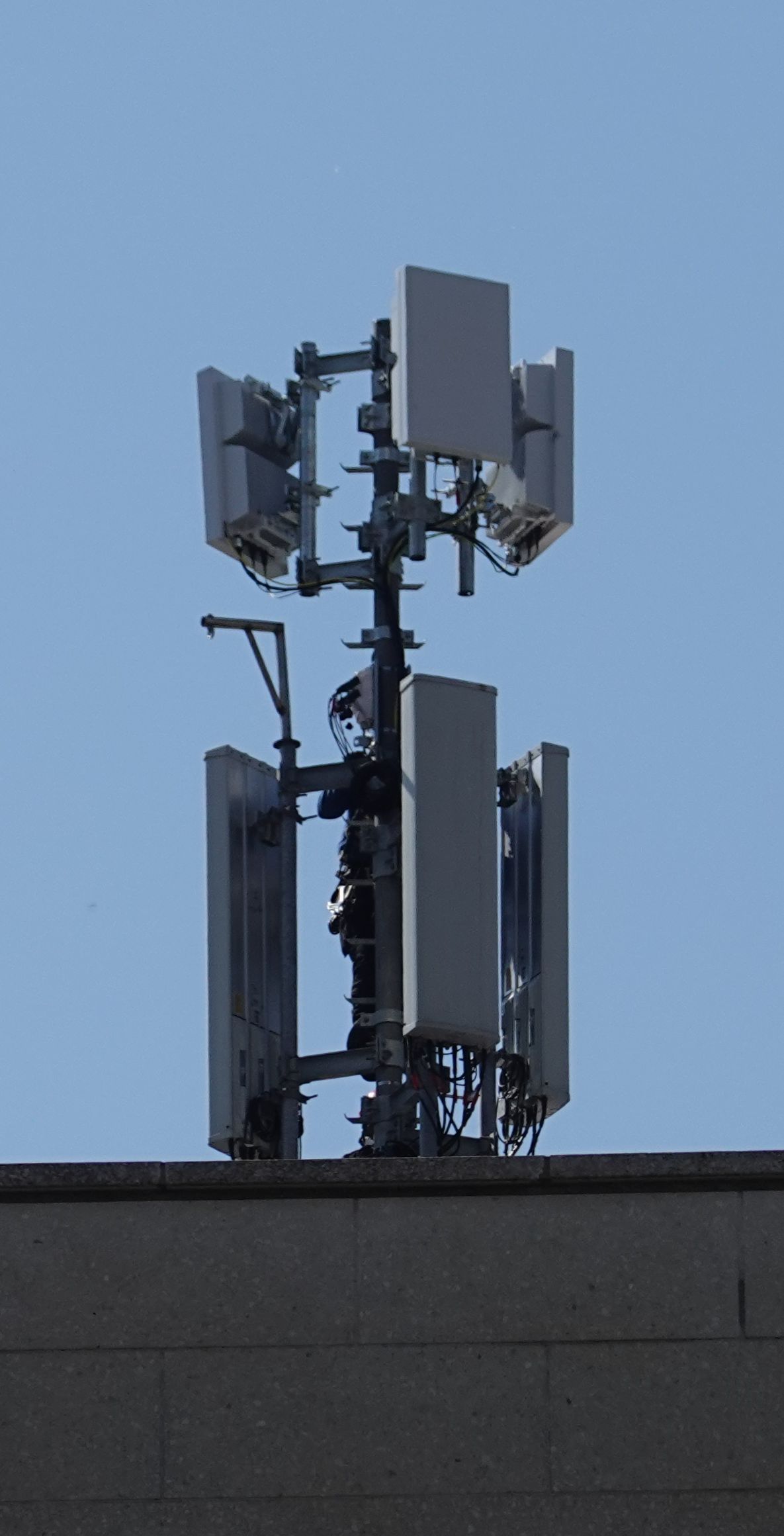 Die soeben installierten 5G Band N78+B38 Antennen von Windtre im April 2022