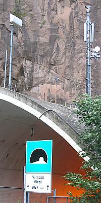Das Tunnelportal auf der Nordseite mit den Antennen von Tre. Seit Dezember 2013 mit LTE 1800