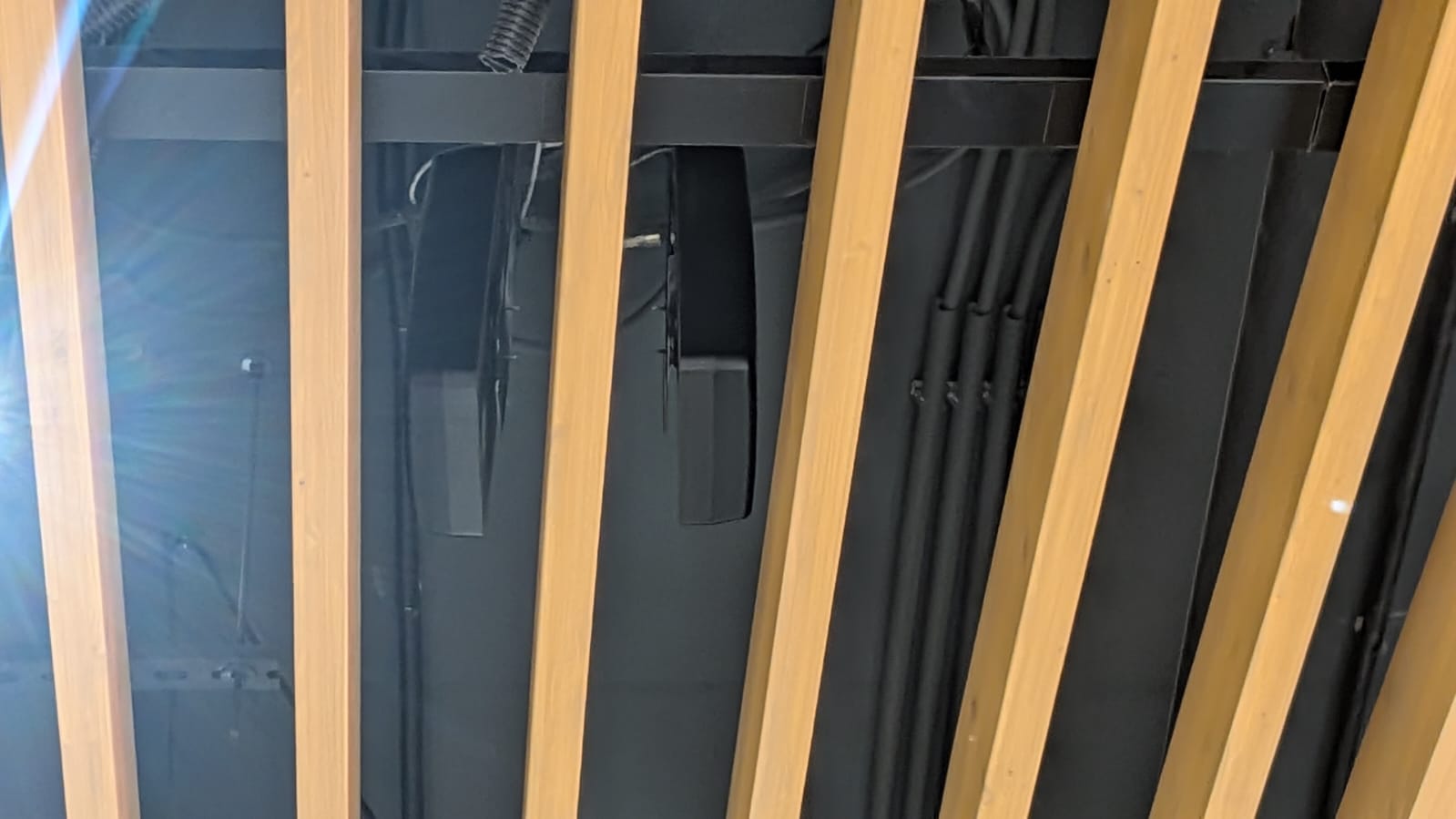 Die Antennen zur Versorgung des Kaufhauses im Mai 2026. Foto A. Ties