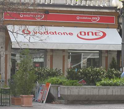 Mikrozelle von Vodafone in der Vodafone-Leuchtschrift versteckt