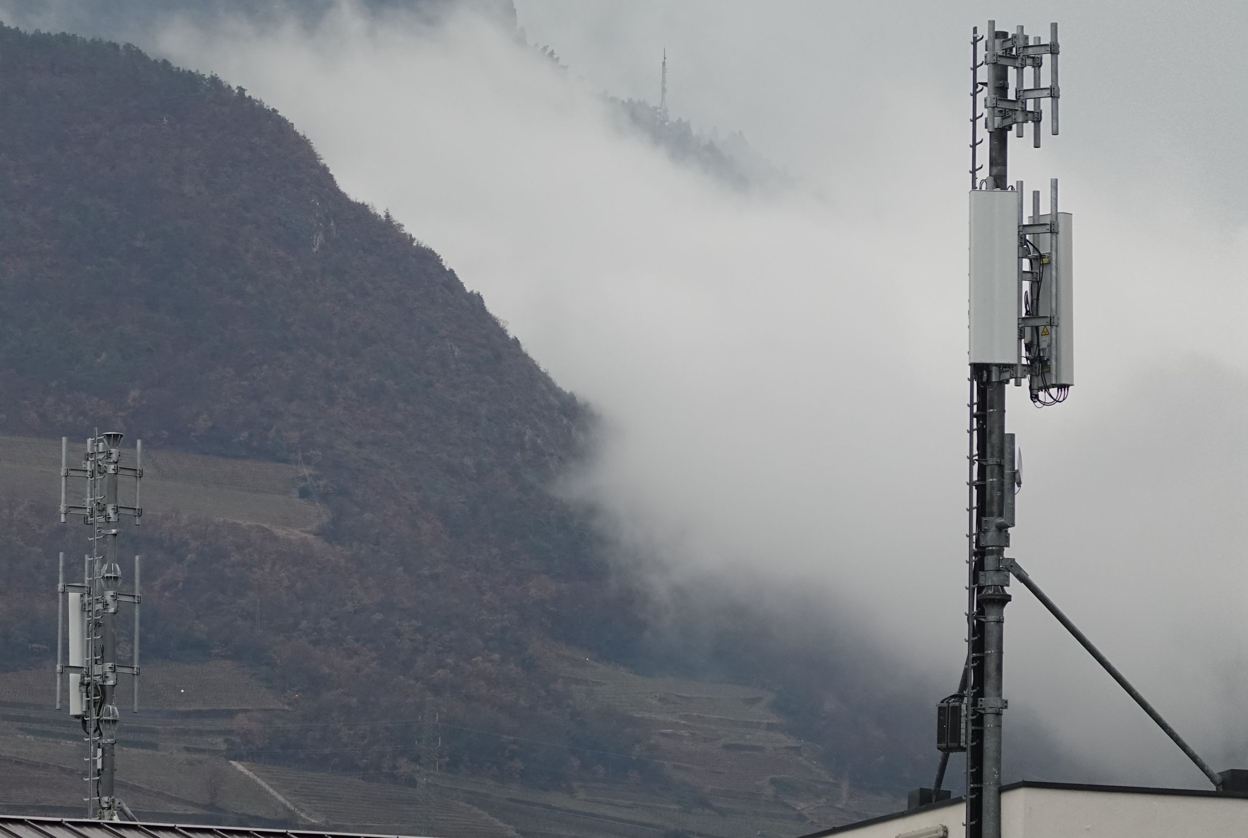 Die umgebauten Antennen von Vodafone im Februar 2021. Der 3. Sektor ist jetzt nach hinten versetzt.