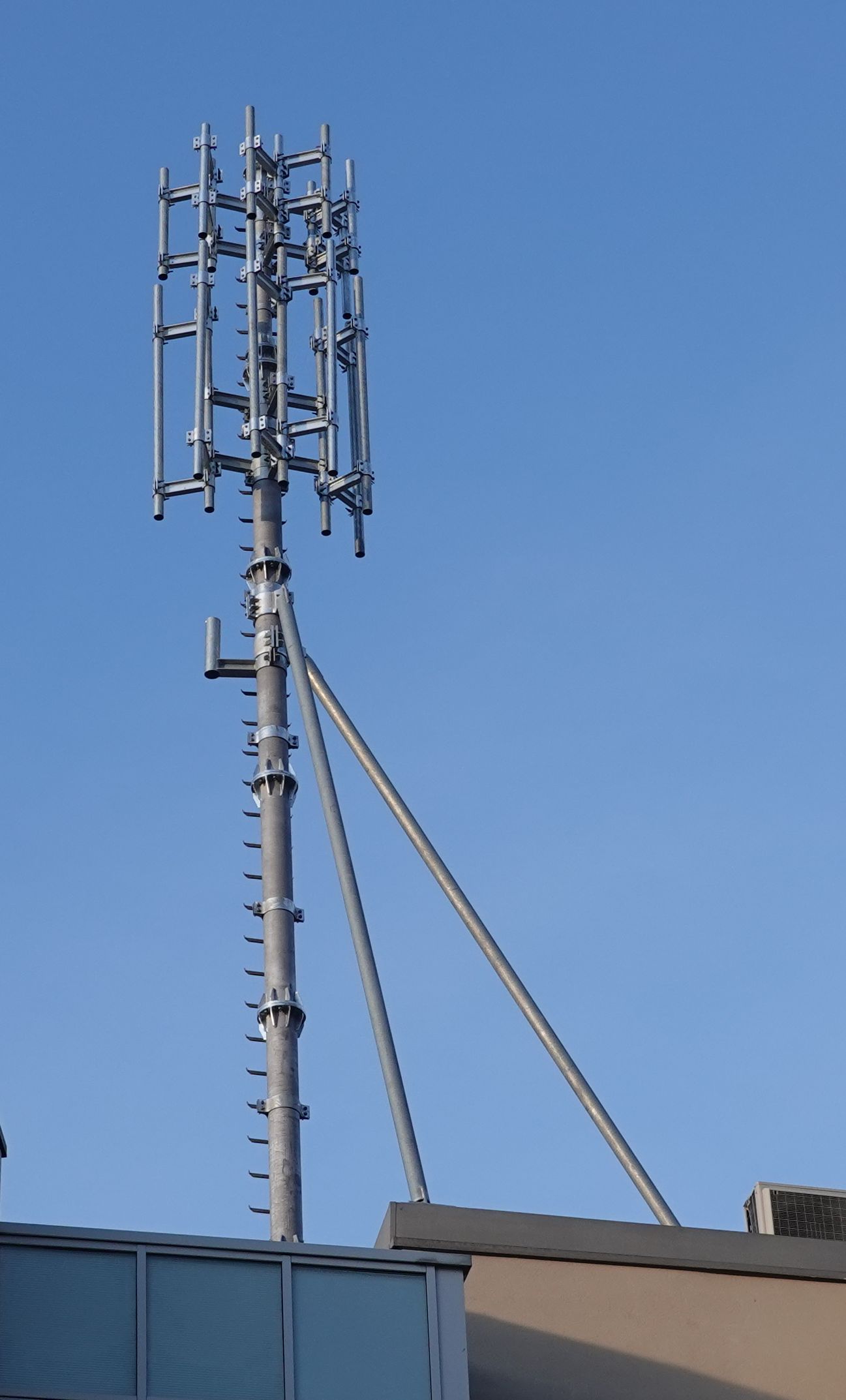 Die neue Anlage noch ohne Antennen im März 2021