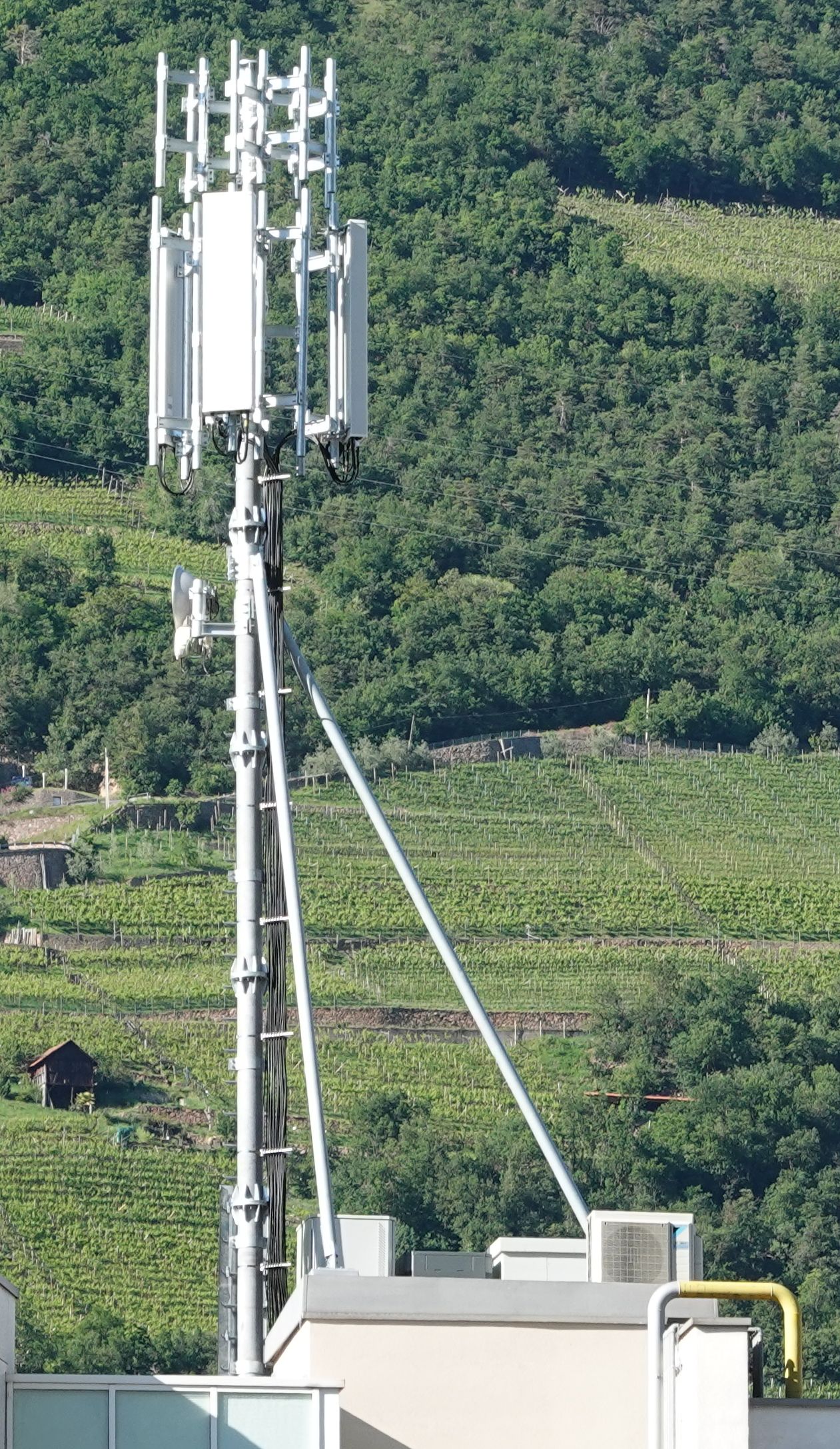 Die Anlage im Mai 2021 mit den Antennen von Vodafone