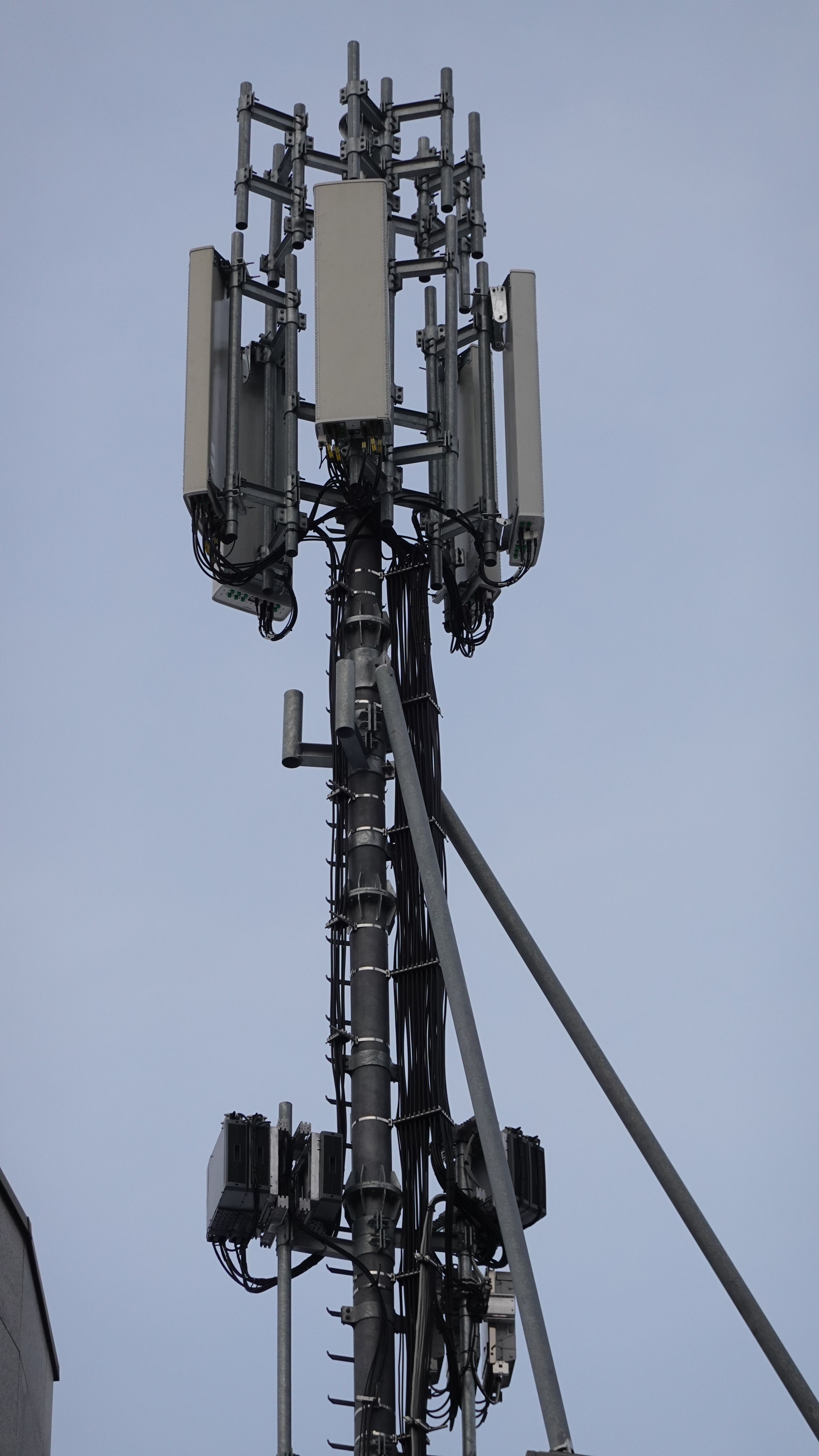 Die Anlage im Dezember 2022 mit den Antennen von Tim