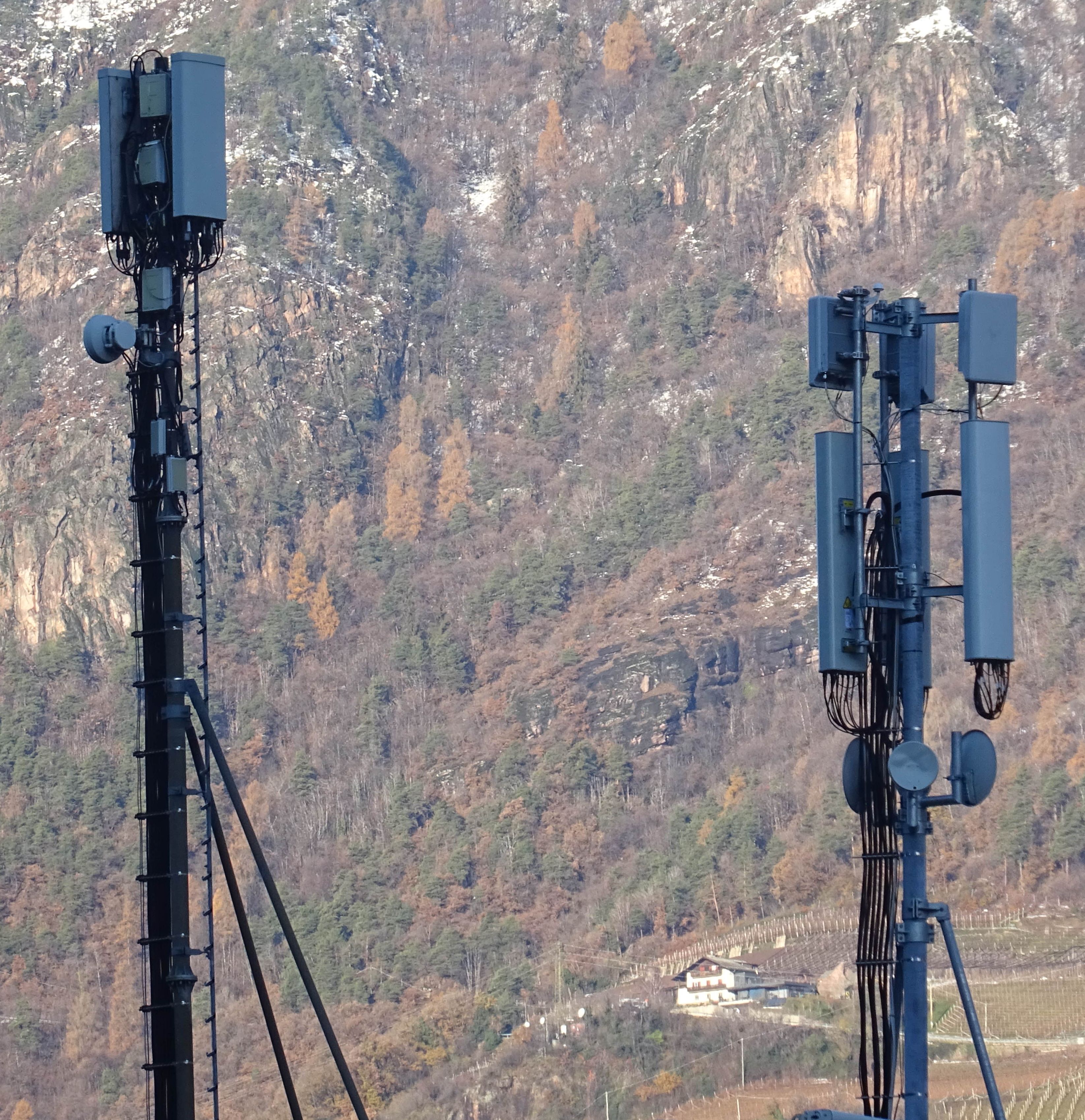 Die Antennen von Tim (links) und Iliad (noch nicht in Betrieb) im Dezember 2020. Foto Daniel Z.