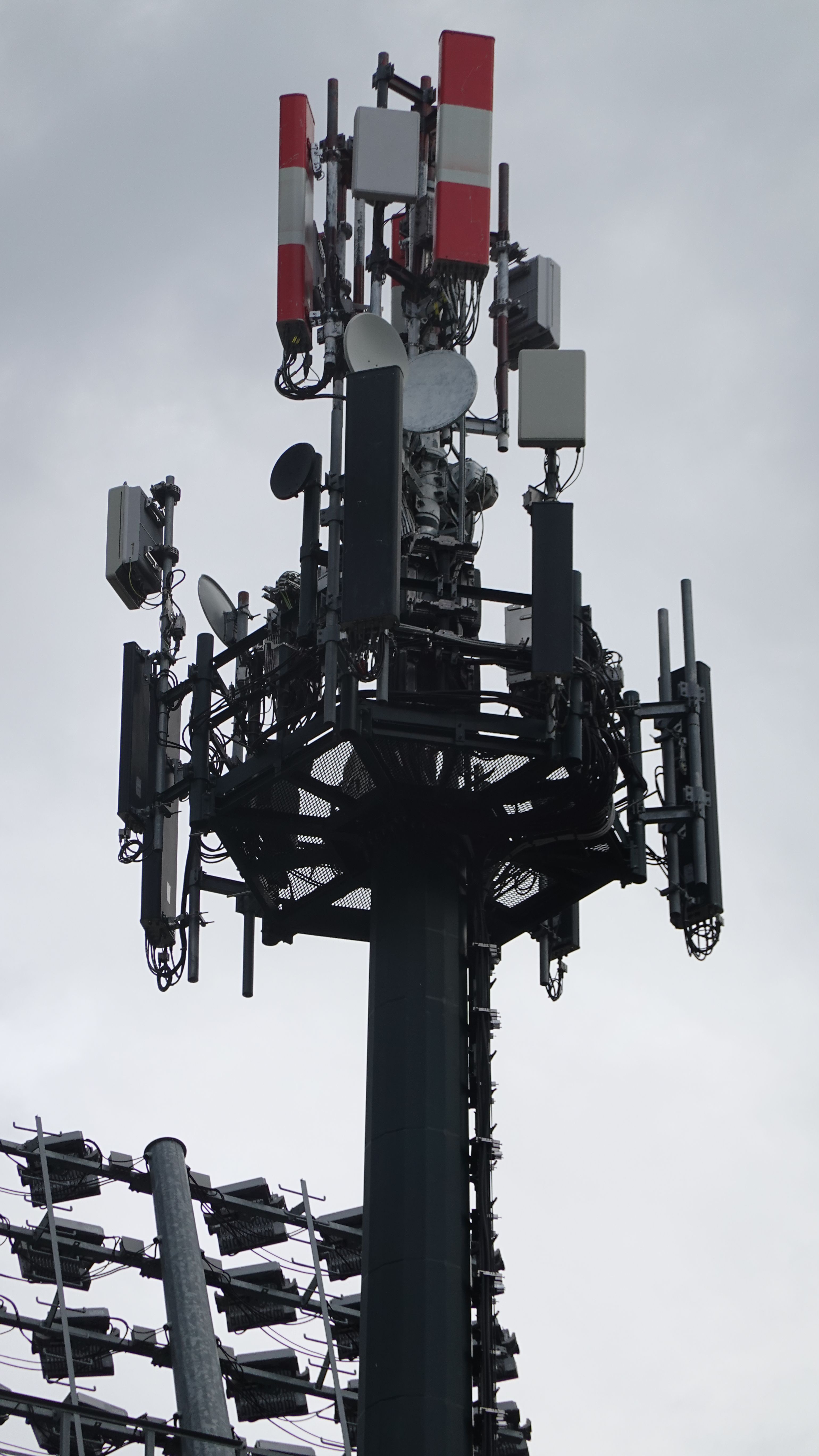 Die Anlage im August 2025. Vodafone mit den neuen 5G-Antennen (noch nicht in Betrieb)