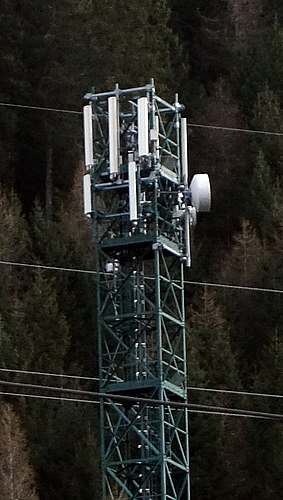 Die Anlage von Vodafone mit den Antennen von Wind und Tim.