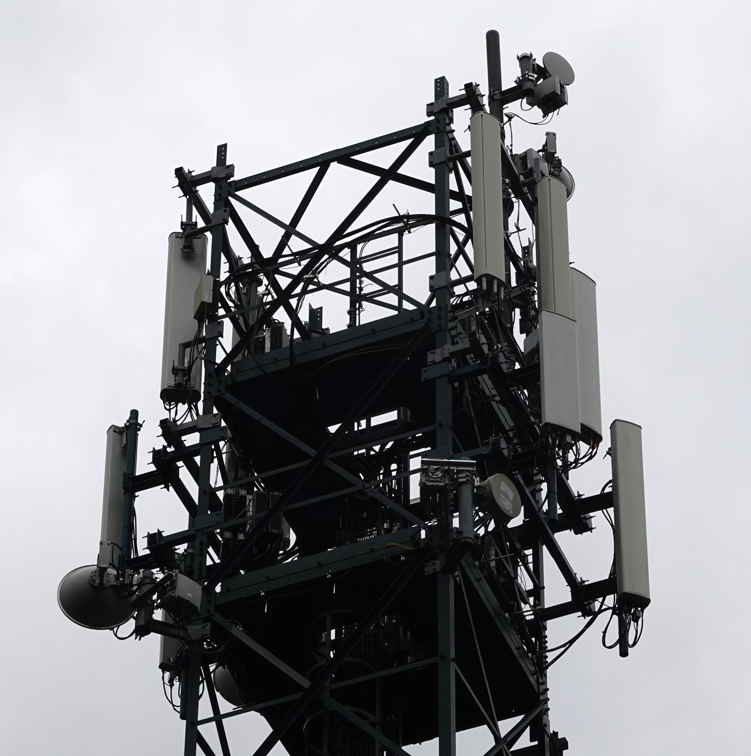 Die Vodafone-Anlage mit den Antennen der 3 Betreiber im August 2020