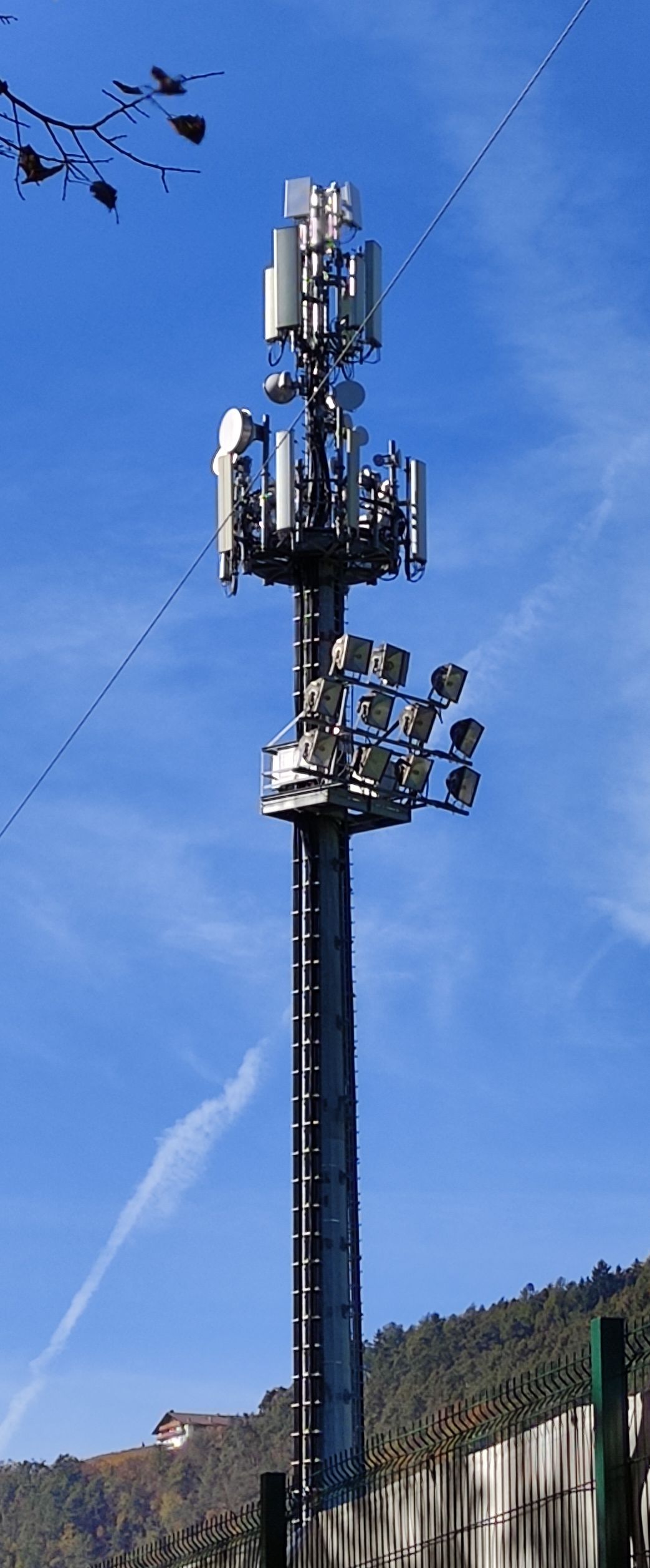 Die Antennen im Oktober 2021. Wind3 hat die 5G-Antennen installiert. Foto von Stefan R.