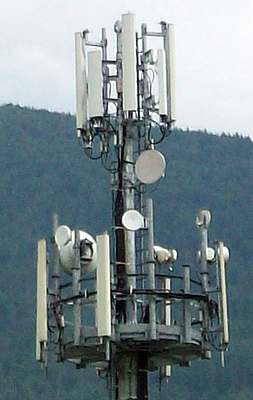 Seit Juli 2012 befinden sich auf dem Lichtmasten von Vodafone auch die Wind-Antennen. Foto von Stefan R.