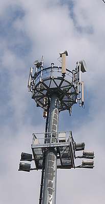 Der Lichtmast mit den Antennen von Vodafone.