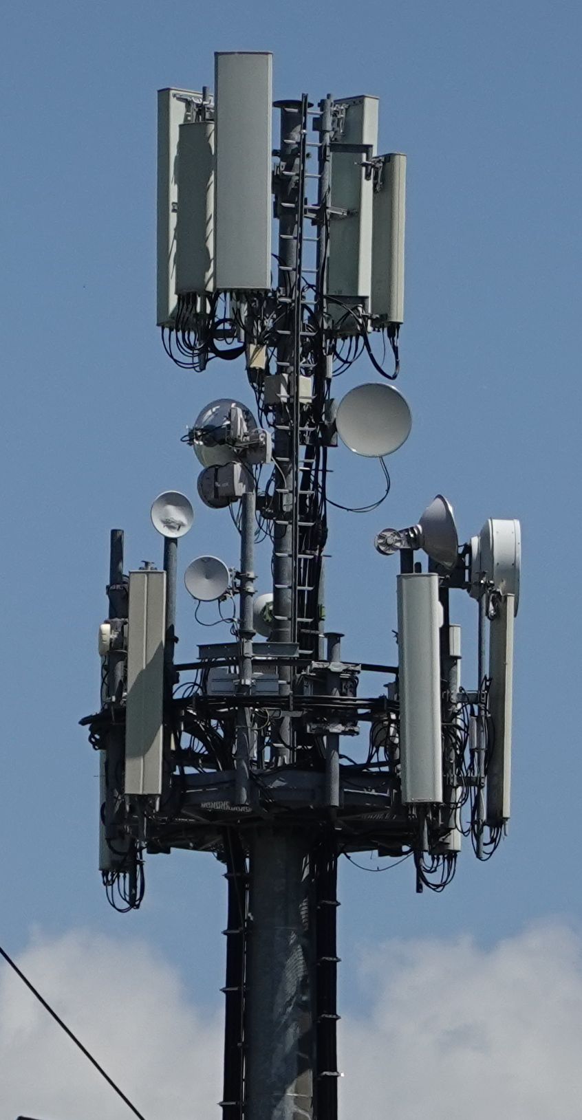 Die Antennen von Tim, Vodafone und Wind3 im Juni. Die Antennen von H3G auf dem Nachbarlichtmast sind abgebaut.2021