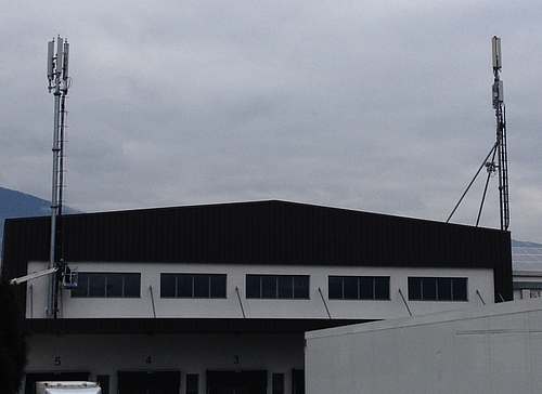 Das Gebäude der Melix mit den Antennenträgern von Wind (links, seit Dezember 2013) und Vodafone mit Tim.