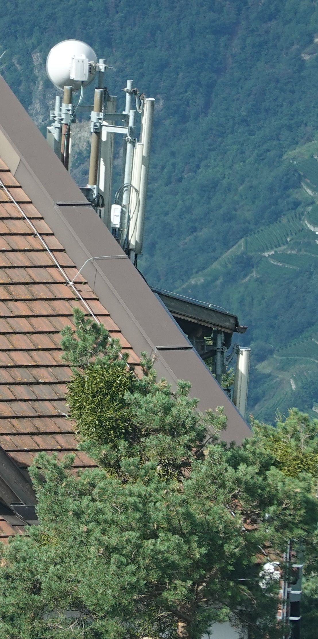Die Antennen von Wind3 (oben) und Vodafone im September 2020
