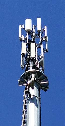 Die Anlage mit den Antennen von Wind und H3G (oben). Foto Stefan Rienzner