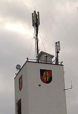 Bruneck Feuerwehr mit den Antennen von Vodafone und Tim
