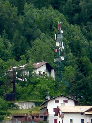 Die RAI-Anlage mit den Antennen von Vodafone und Wind
