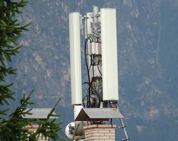 Die Antennen von Vodafone auf dem Dach. Foto djandrea