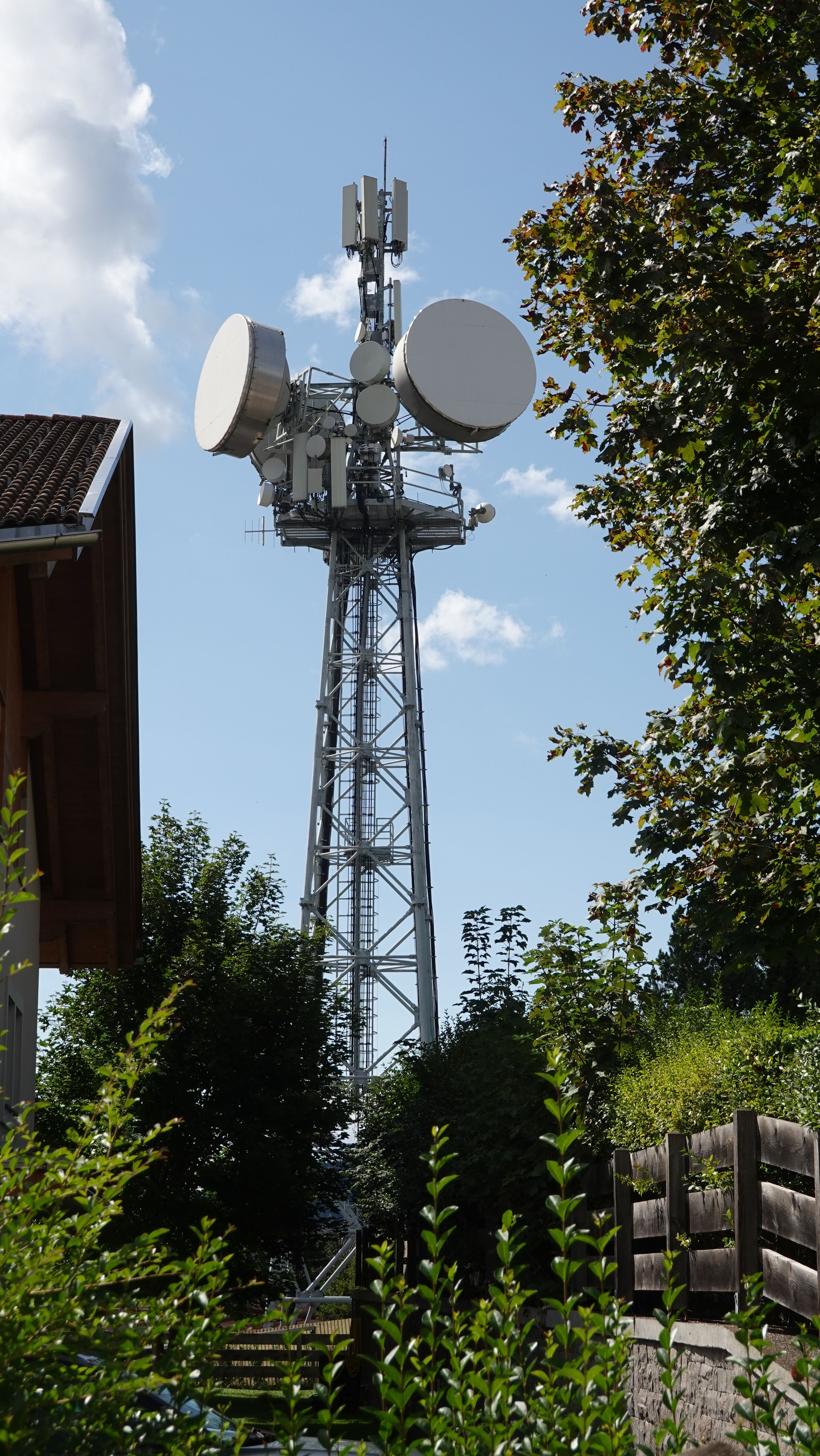 Die Antennen in Richtung Krankenhaus im September 2025