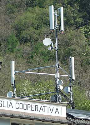 Die Antennen von Tre oberhalb jener von Vodafone im April 2015.