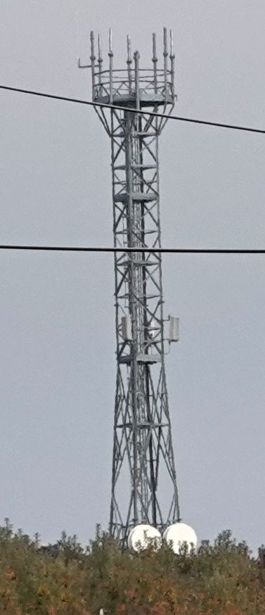 Der Masten mit den Fernsehantennen. Jene von H3G sind abgebaut. November 2020