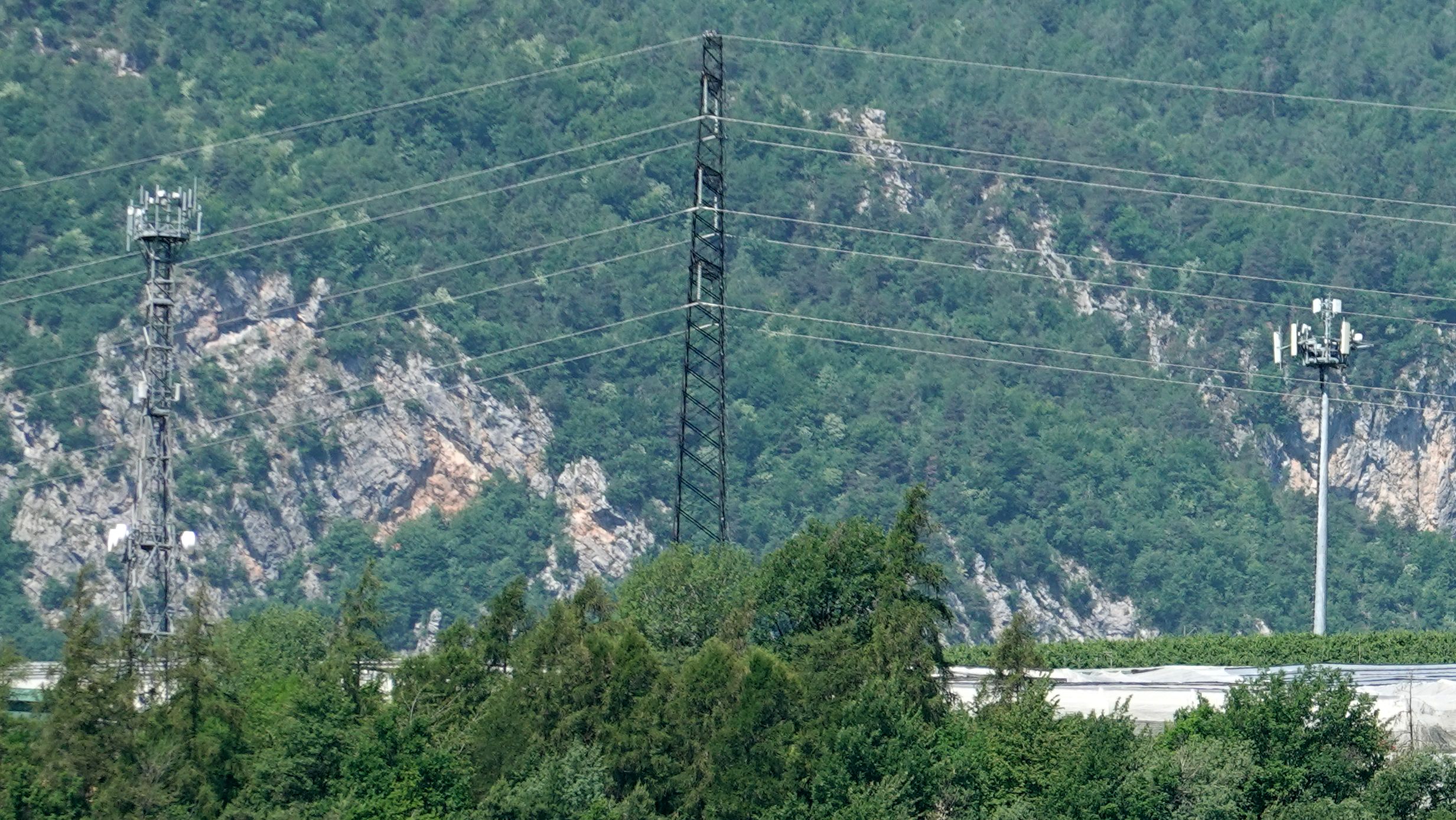 Die Anlagen im Mai 2026, links Radio-TV, rechts Zefironet 