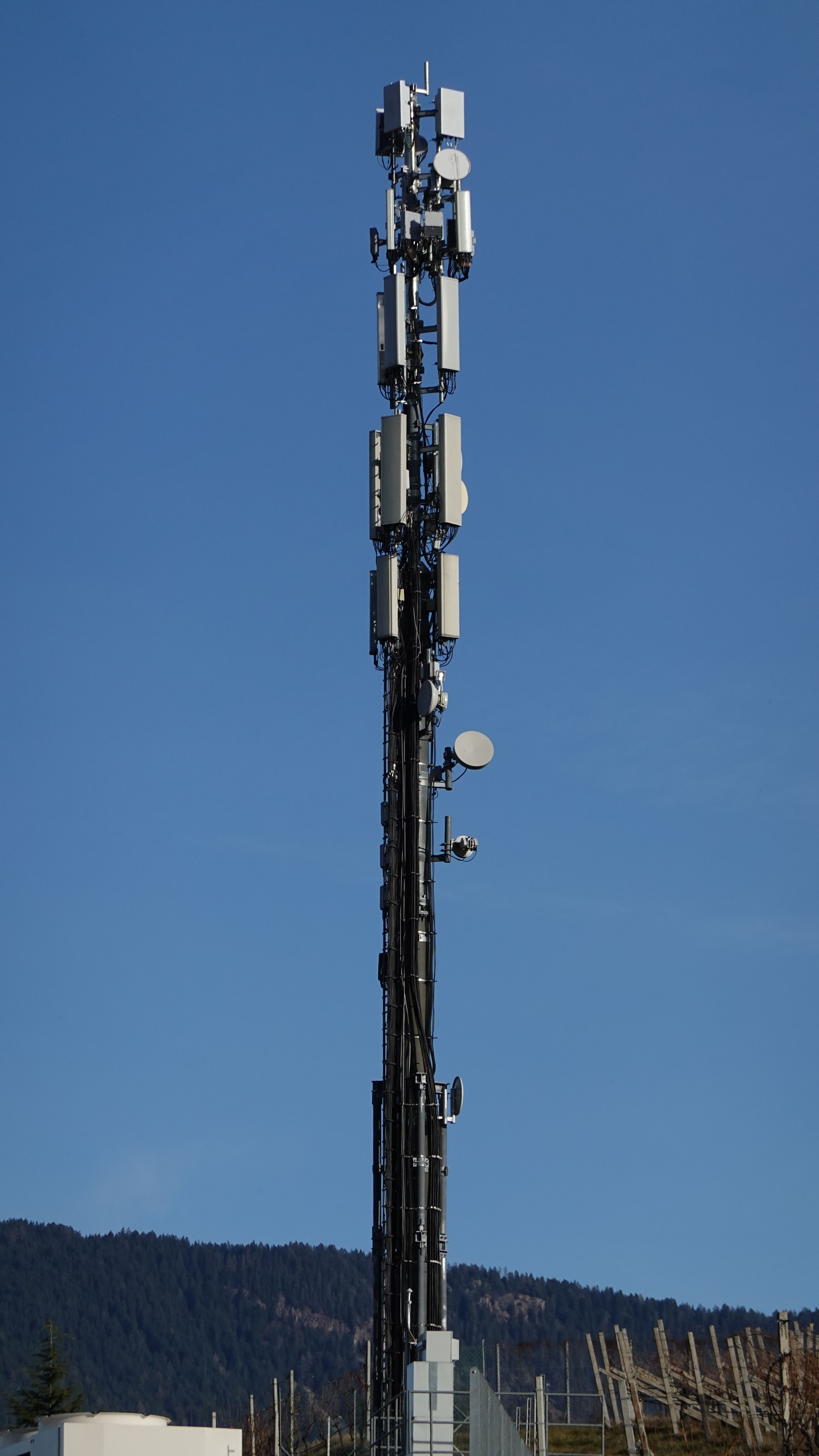 Die Anlage im Februar 2024 mit den neuen 5G-Antennen von Zefironet an der Mastspitze