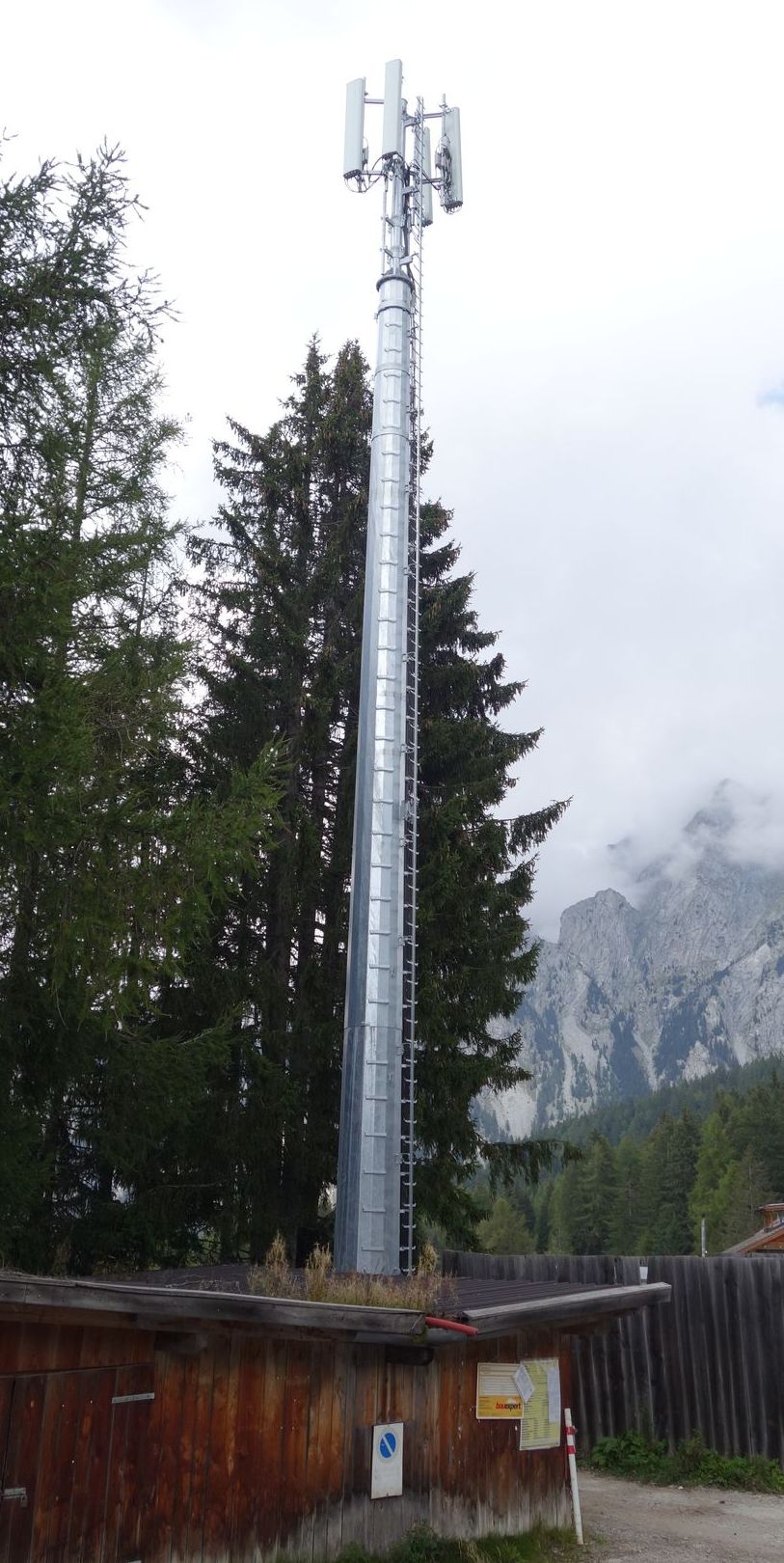 Der neue Antennenträger mit den Antennen von Vodafone und Tim im September 2016. Auch Wind wird auf diesen Rohrmasten verstellt.