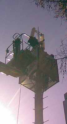 Bei der Montage der Antennen von Wind. Foto: stever@dnet.it