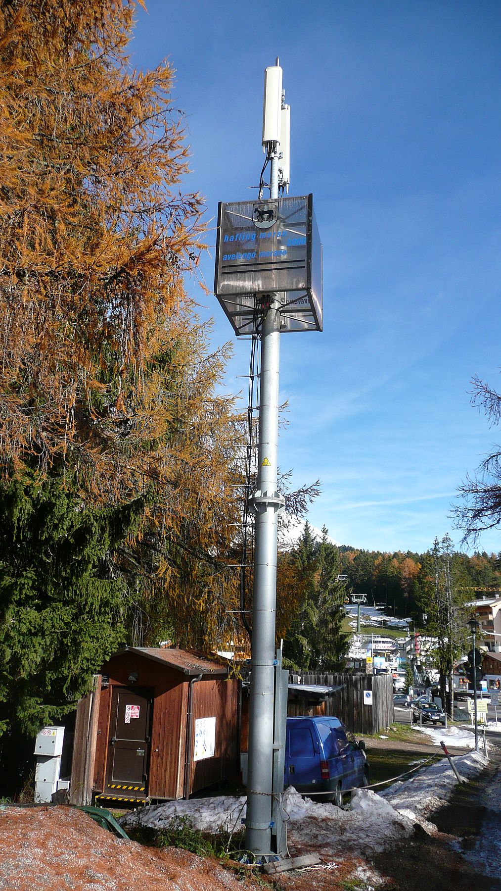 Vodafone und Wind auf Werbetafel mit den verdeckten Antennen von Vodafone im November 2016.