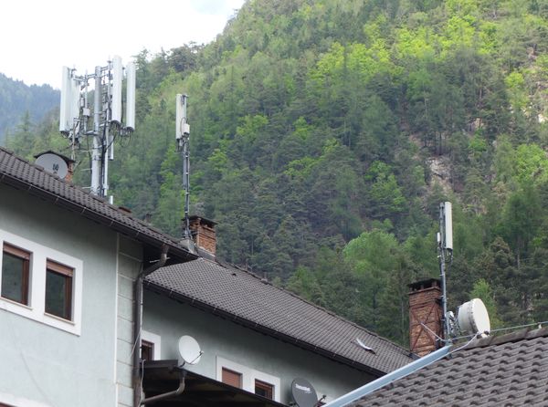 Die Antennen von Vodafone und Tim im Mai 2017 auf dem Dach des Rathauses.