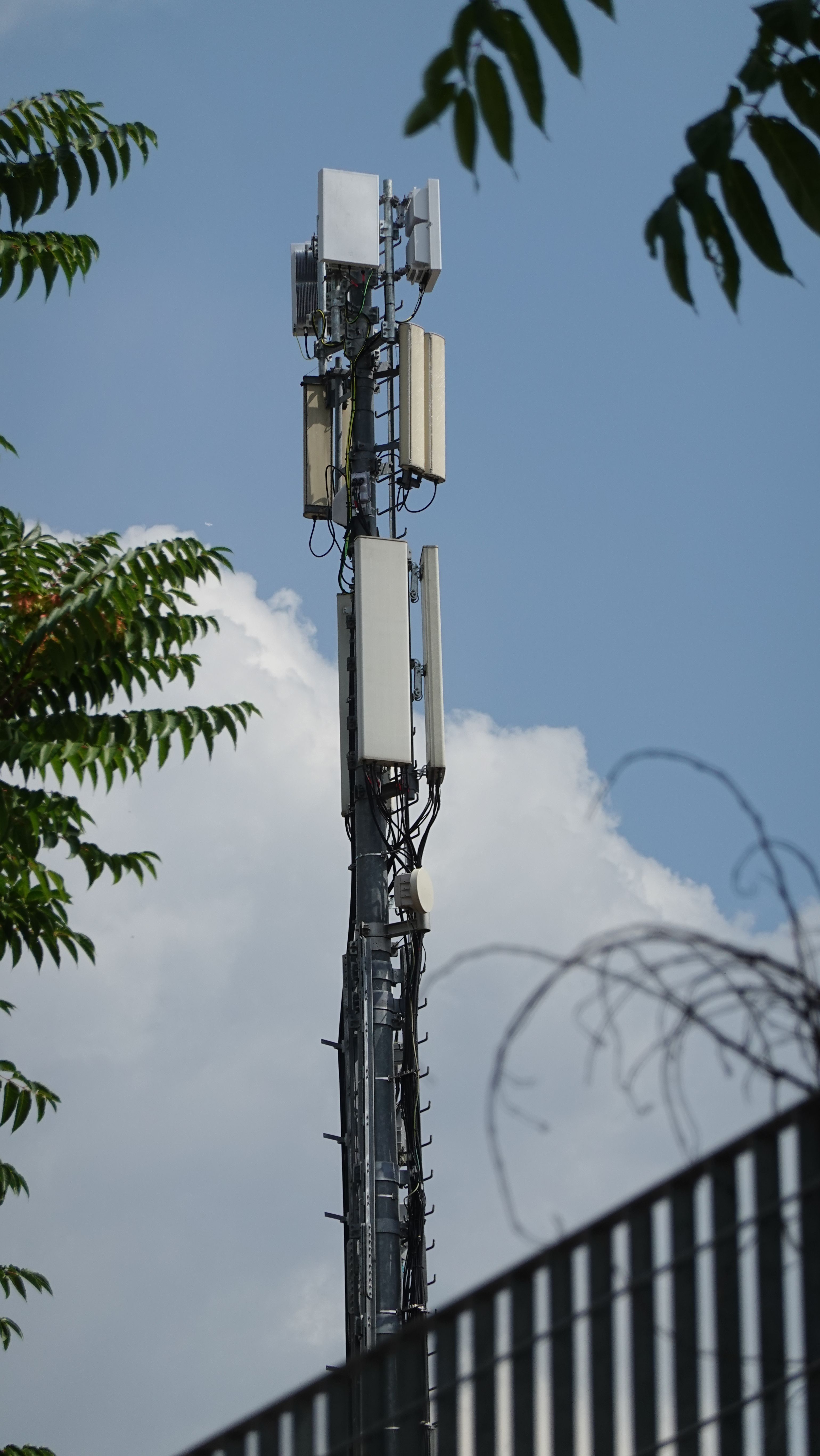 Die Antennen im August 2025. Zefironet mit den neuen 5G-Antennen (noch nicht in Betrieb).