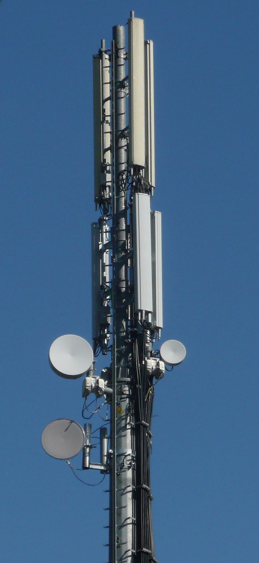 Die Anlage jetzt auch mit den Antennen von Wind (März 2012)