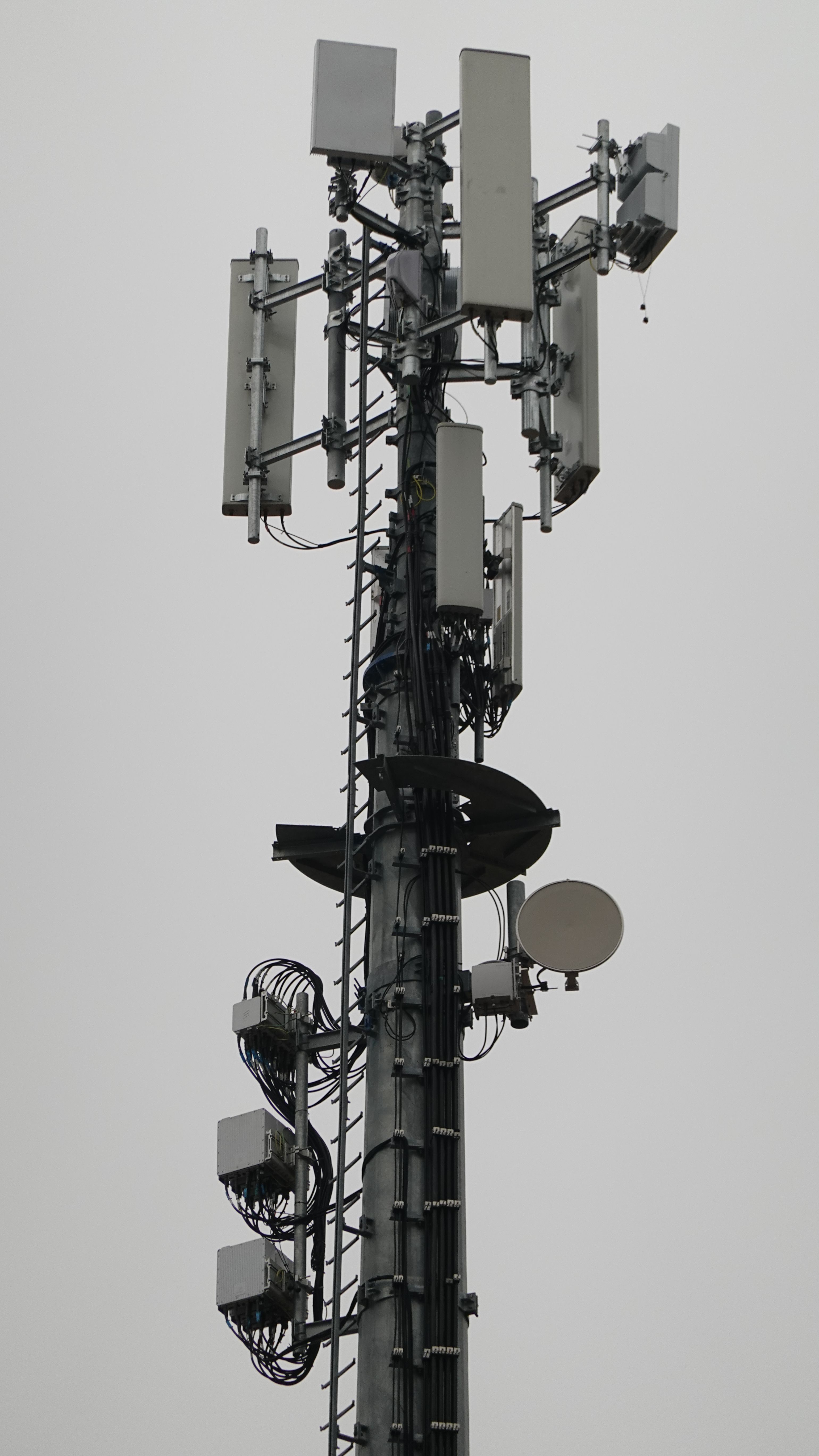 Die Antennen im März 2022. Neu dazugekommen sind die 5G Band N78+B38 Antennen.