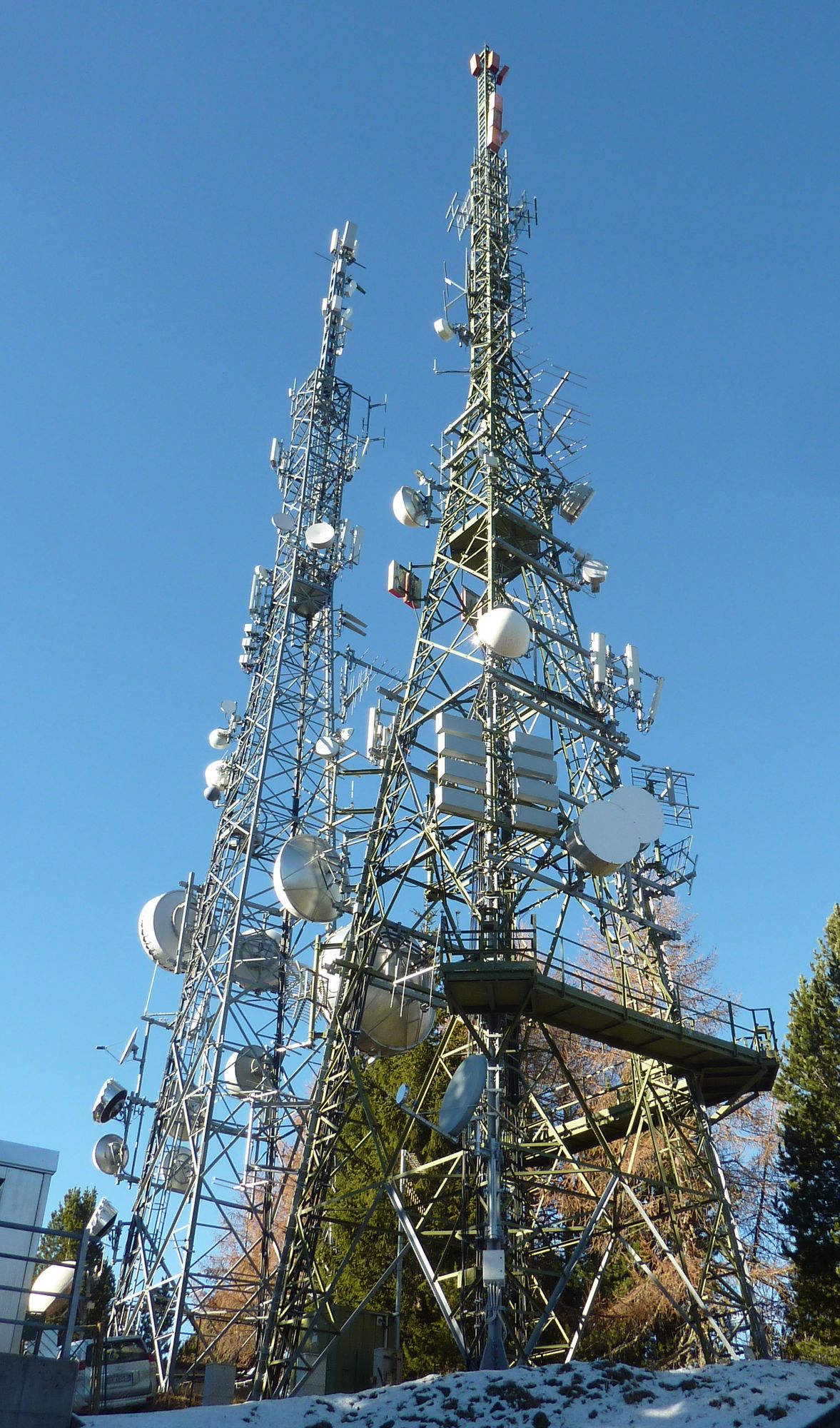 Die anlagen von RAI (im Vordergrund) mit Tim und dahinter EI-Towers mit Vodafone und Wind3 im November 2020