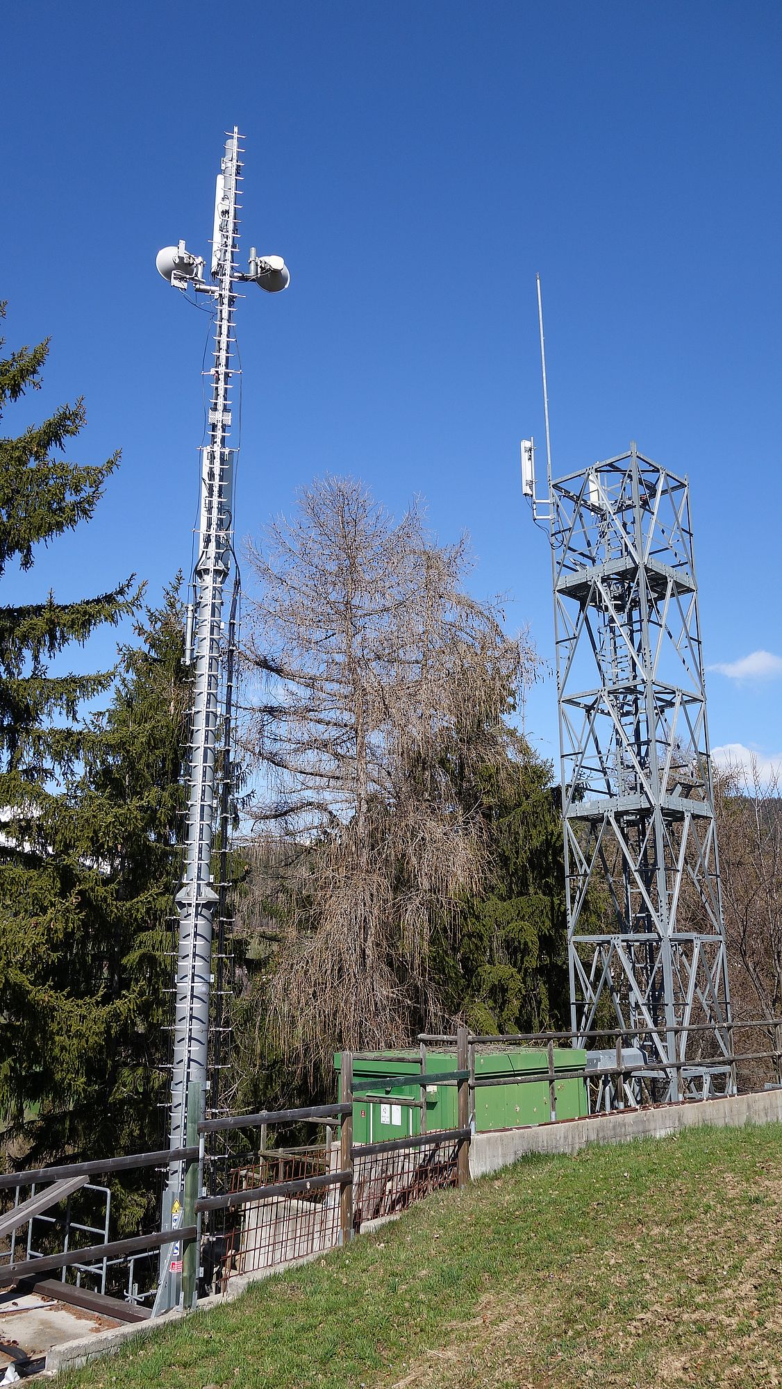 Die Anlagen im April 2018. Im Vordergrund Vodafone mit Wind und dahinter Tim