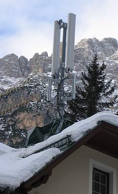 Wind-Antennen auf Hausdach des E-Werks Toblach im Februar 2005