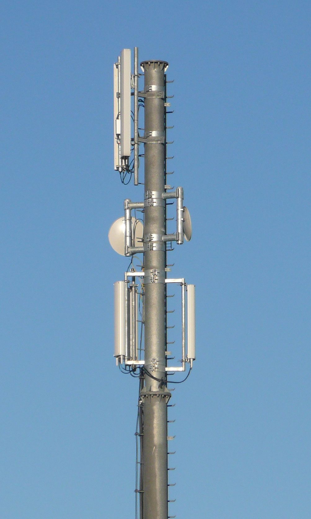 Die Antennen von Tim (oben) und Vodafone seit Dezember 2008