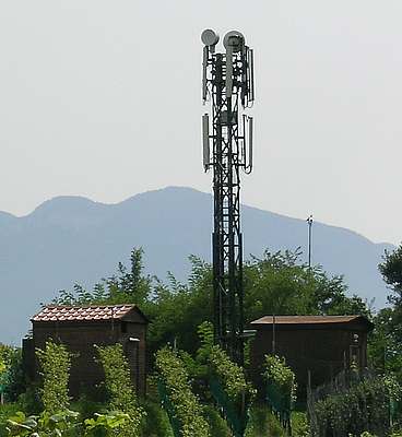Die umgebaute Vodafone-Anlage mit den Antennen von Tim