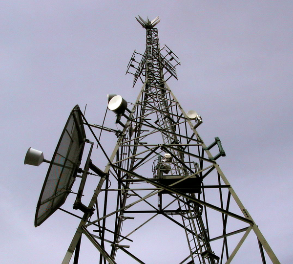 Die Anlage im September 2001 mit den Richtfunkparabeln von Vodafone und H3G