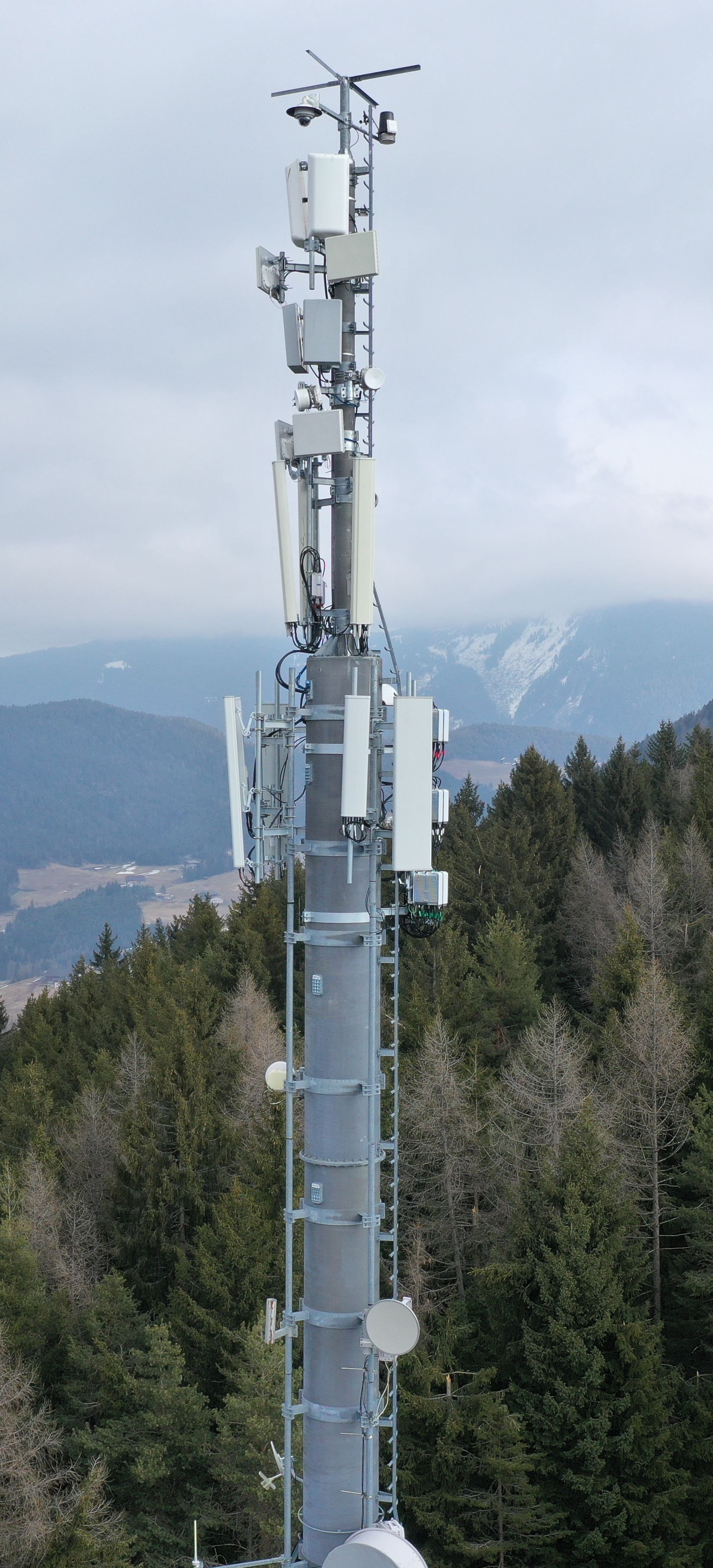 Die Mastspitze der Anlage mit den Antennen im Februar 2020