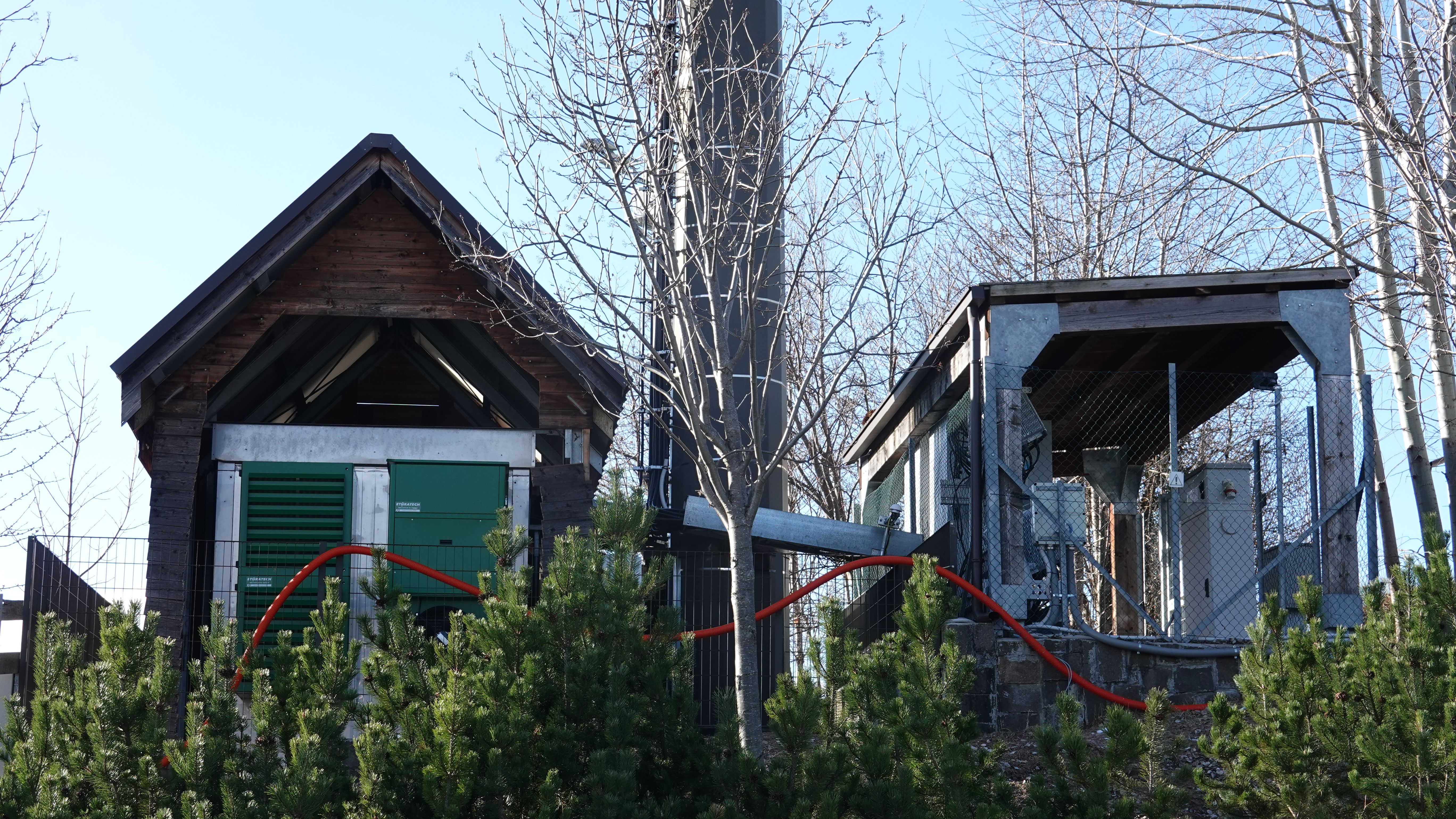 Die Gerätehütten im März 2026