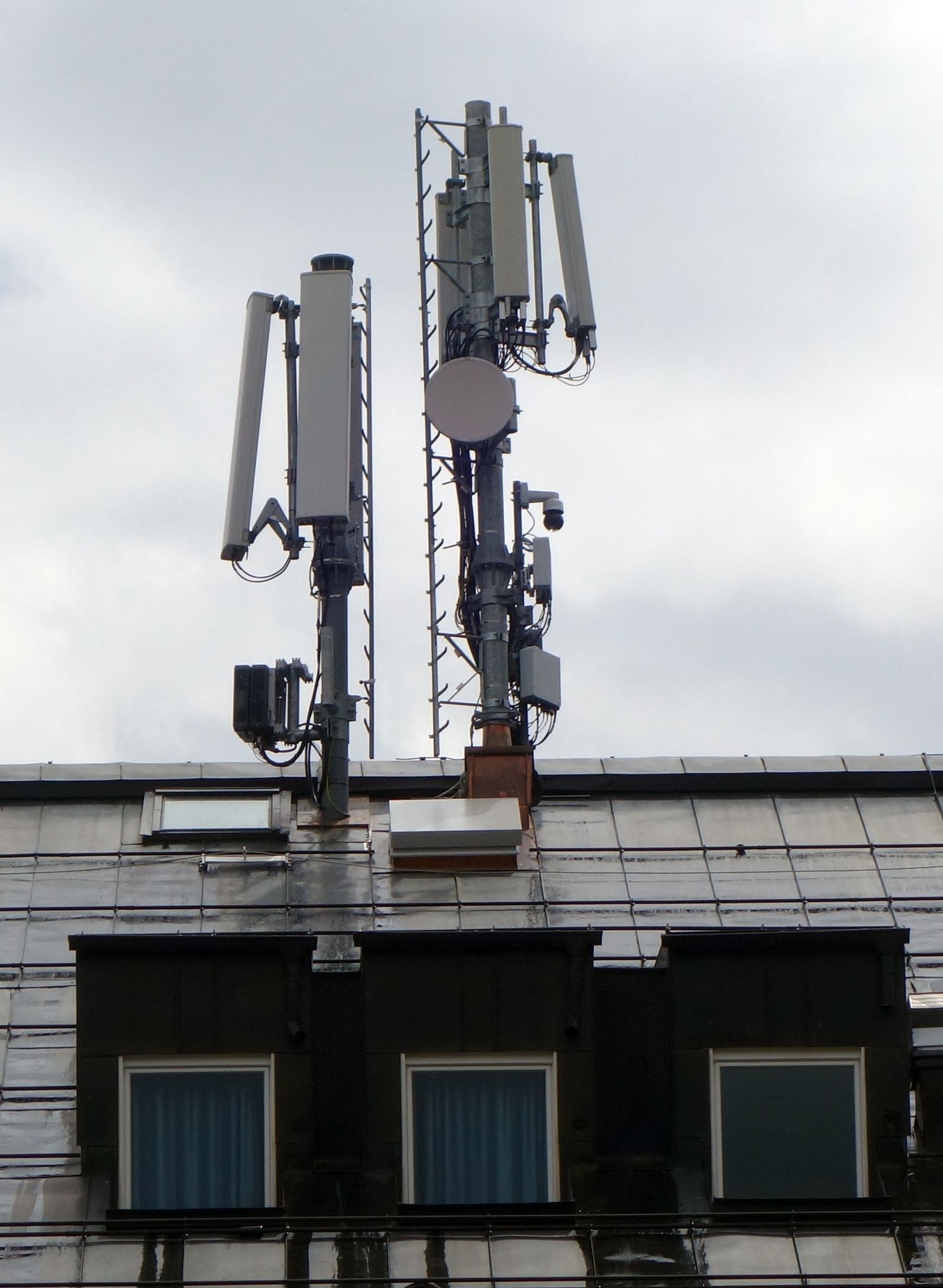 Die Antennen von Vodafone (links) und Wind im Mai 2020