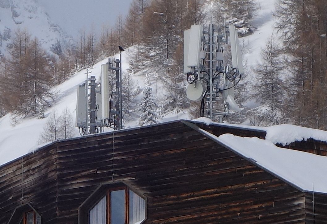 Die Antennen im Jänner 2018. Tim und Vodafone haben umgebaut und befinden sich nebeinander in 3 Richtungen.