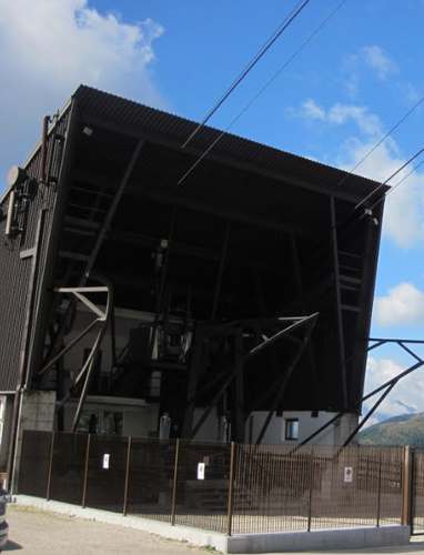 Die Antennen an der Talstation der Lagazuoi-Seilbahn. Foto von Miro Mirecnet.