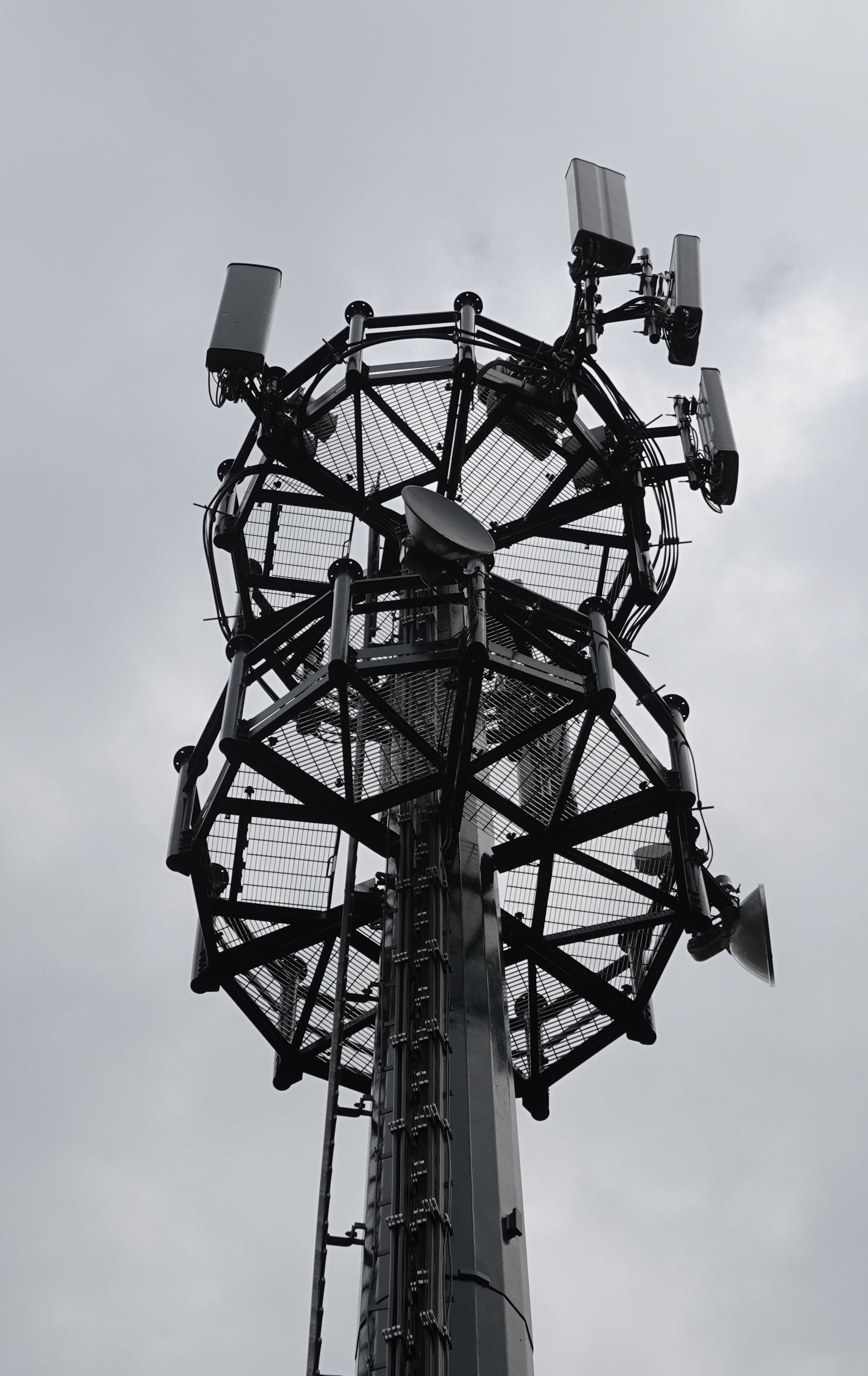 Die Antennen von Wind3 und Vodafone im August 2021