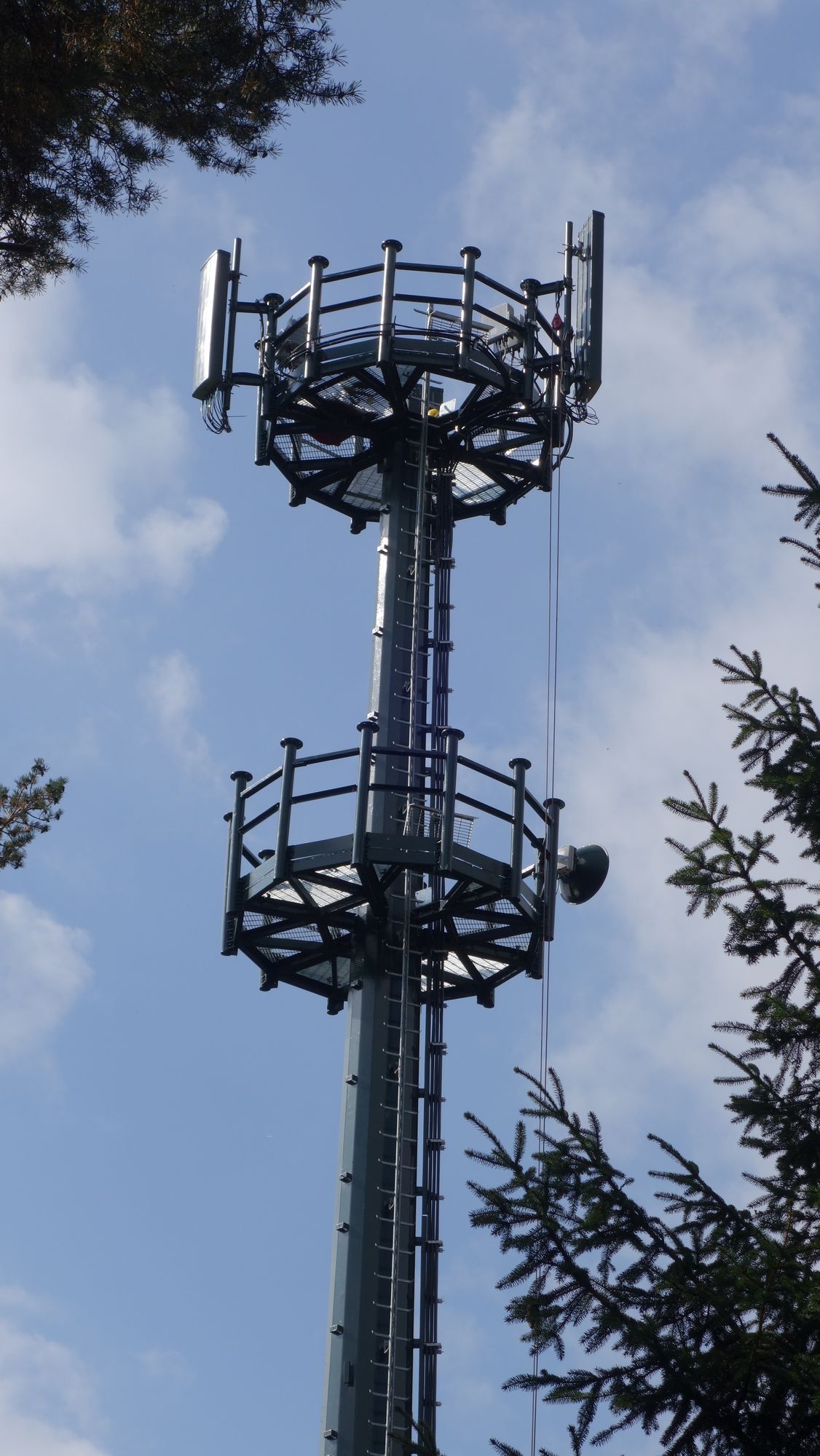 Die soeben fertiggestellte Anlage der RAS bei der Montage der Antennen von Wind3 am 1. Oktober 2019